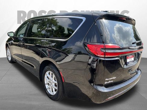 Used 2024 Chrysler Pacifica Touring-L FWD image 6