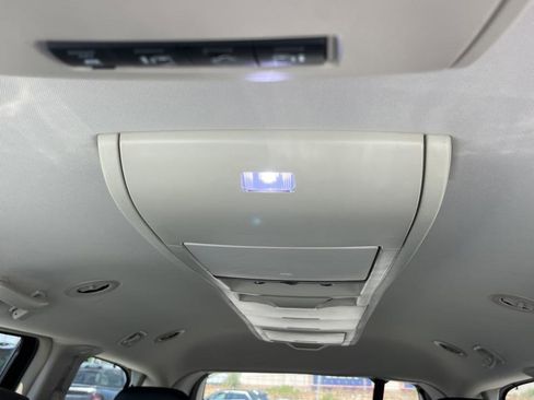 Used 2016 Chrysler Town & Country Touring FWD image 27