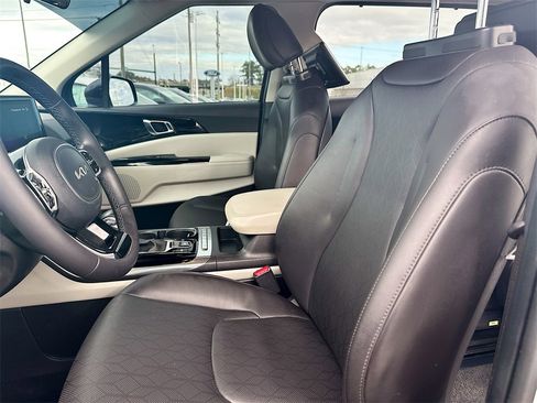 Used 2024 Kia Carnival EX image 8