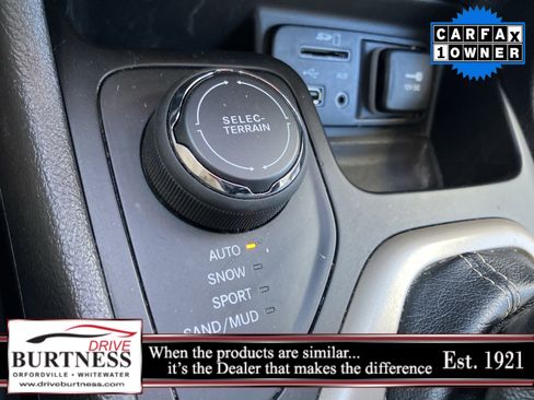 Used 2017 Jeep Cherokee Latitude w/ Cold Weather Group image 3