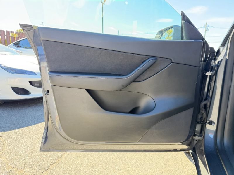 Used 2022 Tesla Model Y Long Range AWD/4WD image 10