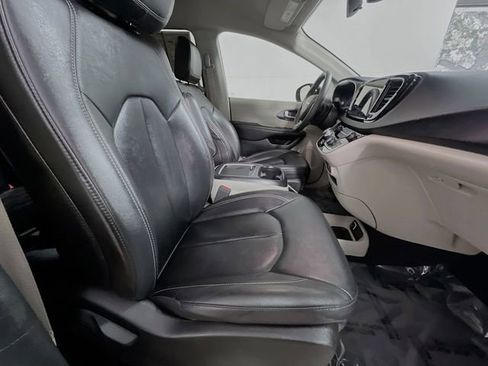 Used 2024 Chrysler Pacifica Touring-L FWD image 27