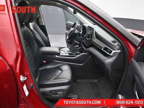 Used 2021 Toyota Highlander XLE AWD/4WD image 33