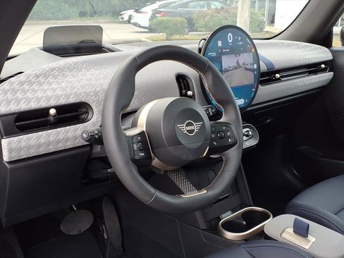 Used 2025 MINI Cooper 2-Door Hardtop image 12