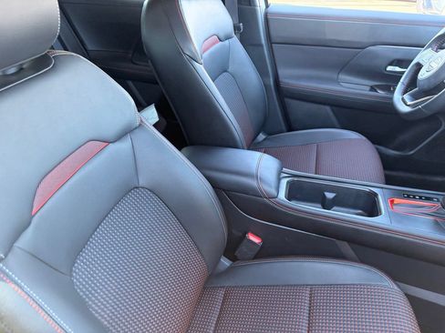 Used 2025 Nissan Kicks SR FWD image 11