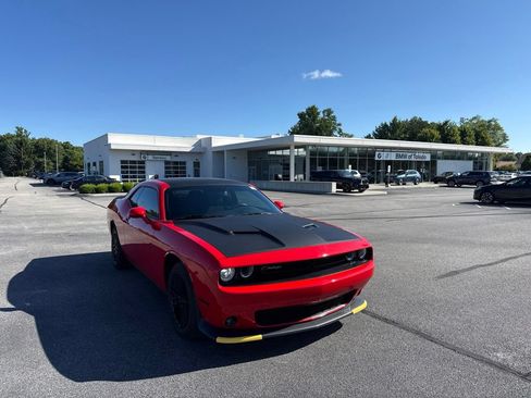 Used 2021 Dodge Challenger SXT RWD image 1
