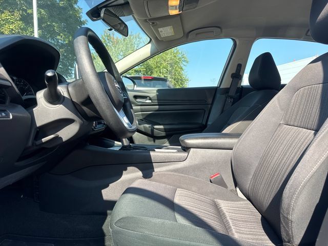 Used 2025 Nissan Altima 2.5 SV FWD image 13