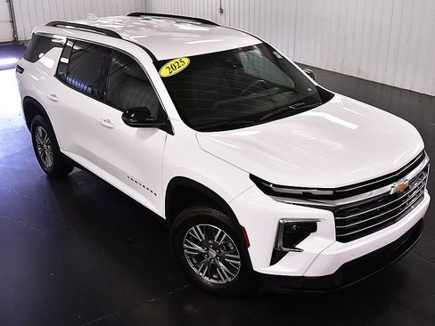 Used 2025 Chevrolet Traverse LT image 11