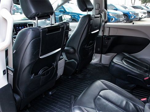 Used 2017 Chrysler Pacifica Touring-L Plus image 33