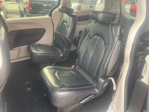 Used 2022 Chrysler Pacifica Touring-L FWD image 28