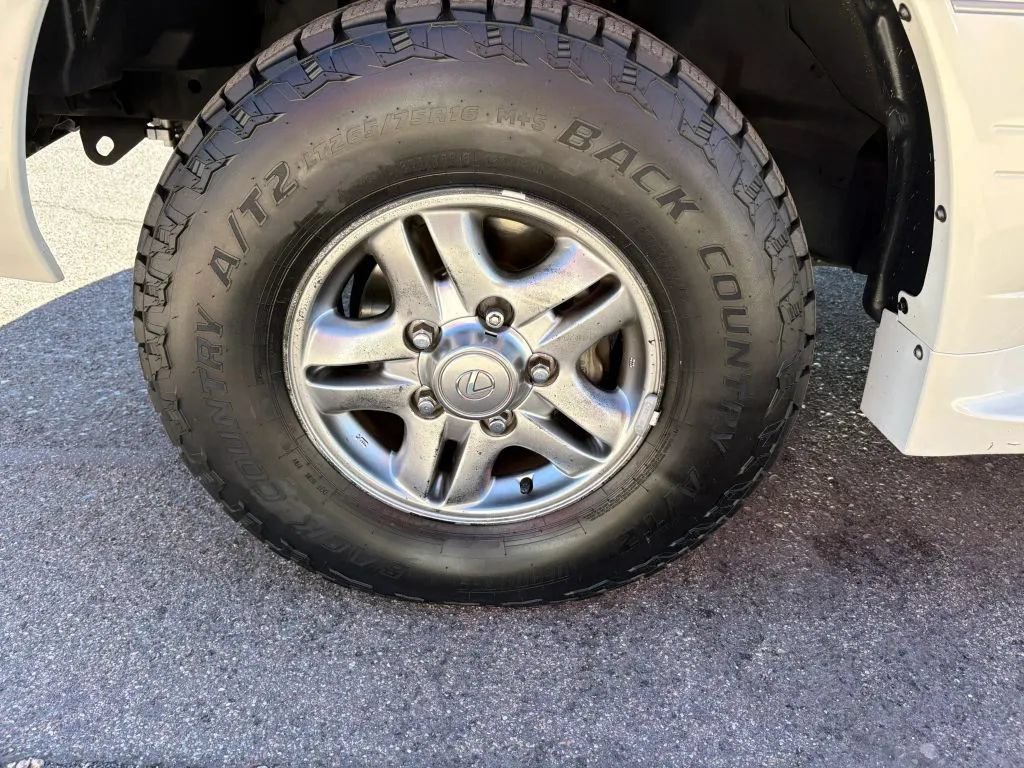 Used 2001 Lexus LX 470 4WD image 17