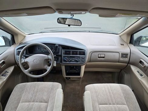 Used 1998 Toyota Sienna CE image 9
