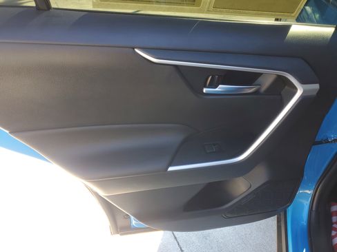 Used 2021 Toyota RAV4 XLE Premium image 15