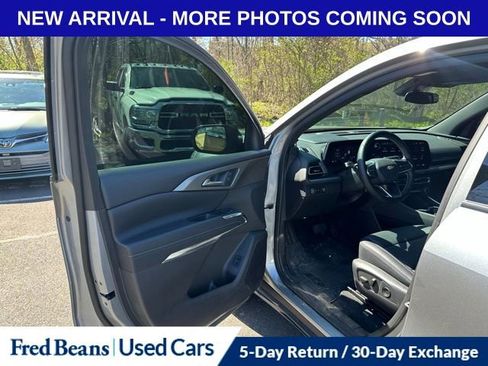 Used 2025 Chevrolet Traverse LT w/ Sun and Wheel Package image 8