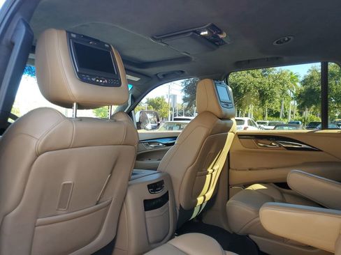 Used 2018 Cadillac Escalade Platinum image 14