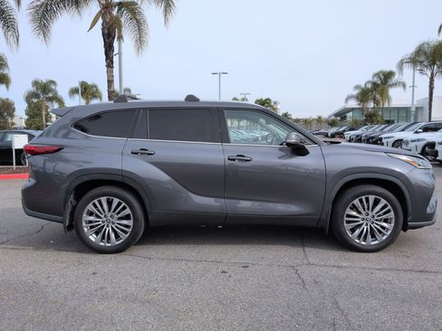 Used 2023 Toyota Highlander Platinum image 11
