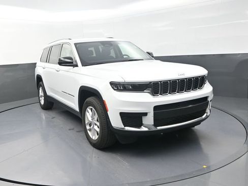 Used 2023 Jeep Grand Cherokee L Laredo RWD image 14