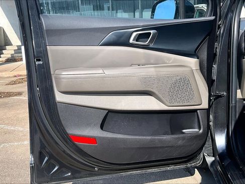 Used 2025 Kia Carnival image 19