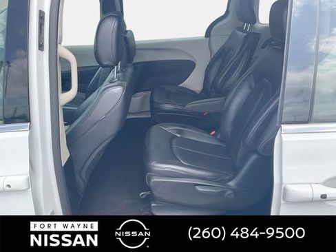 Used 2023 Chrysler Pacifica Touring-L FWD image 13