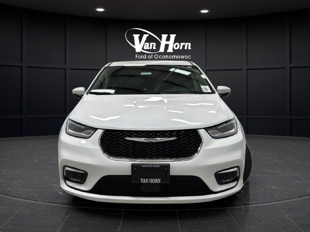 Used 2023 Chrysler Pacifica Touring-L FWD image 2
