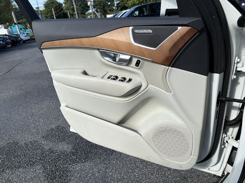 Used 2022 Volvo XC90 T6 Momentum w/ Climate Package AWD/4WD image 14