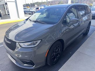 Used 2022 Chrysler Pacifica Limited w/ Uconnect Theater Family Group video 1