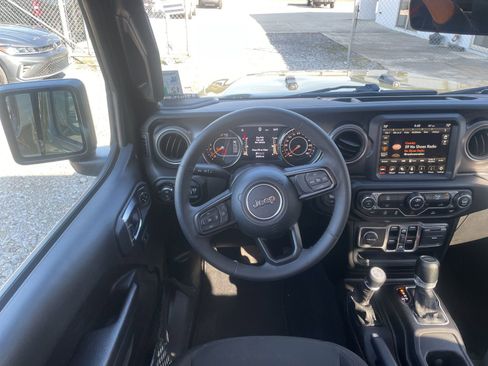 Used 2023 Jeep Gladiator Willys image 11
