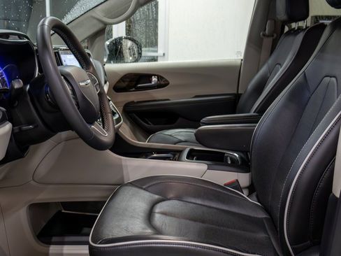 Used 2023 Chrysler Pacifica Limited image 15