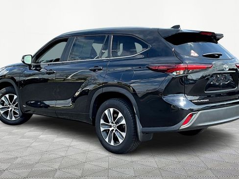 Used 2024 Toyota Highlander XLE AWD/4WD image 4