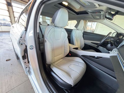 Used 2025 Hyundai Elantra Limited image 40