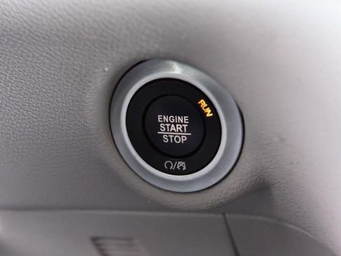 Used 2024 Chrysler Pacifica Touring-L image 18