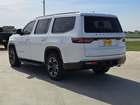 Used 2023 Jeep Wagoneer Series III w/ Preferred Equipment Group image 5