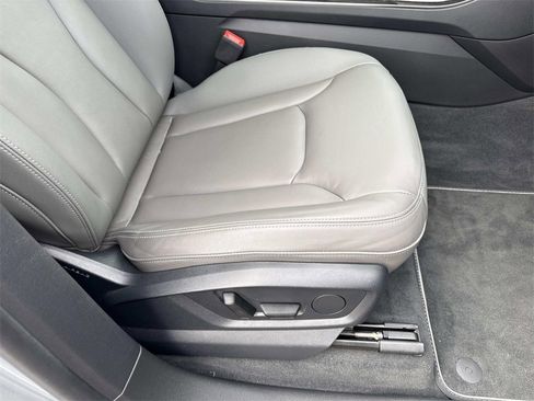 Used 2025 Audi Q8 Premium image 27