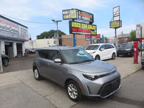 Used 2023 Kia Soul LX w/ LX Technology Package FWD image 3