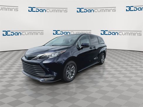 Used 2024 Toyota Sienna LE image 4