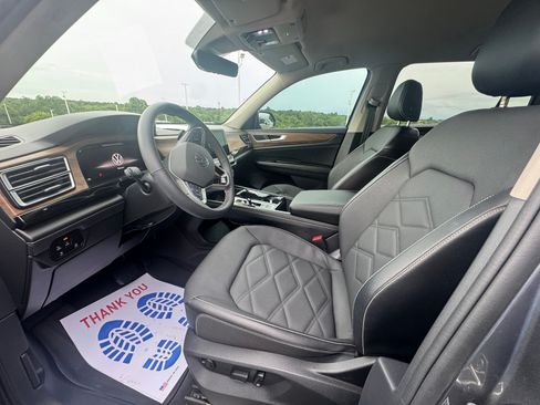 Used 2024 Volkswagen Atlas SE w/ Black Wheel Package FWD image 20