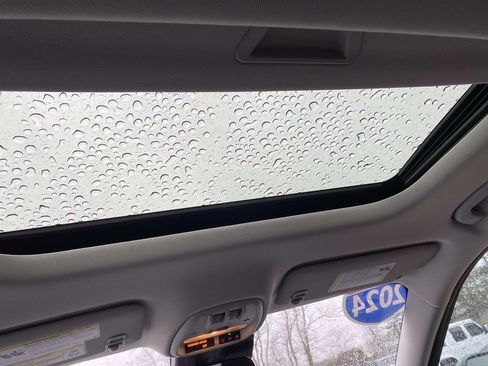 Used 2024 Chevrolet Trax LT w/ Sunroof Package image 11