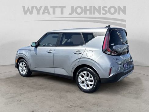 Used 2025 Kia Soul LX w/ LX Technology Package FWD image 3