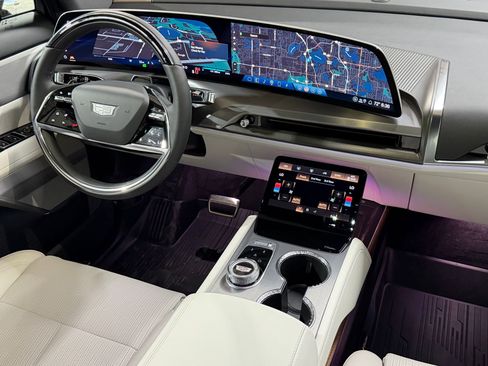 New 2026 Cadillac Vistiq Luxury w/ LPO, Floor Liner Package AWD/4WD image 4