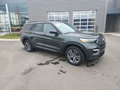 Used 2022 Ford Explorer XLT w/ Equipment Group 202A image 3