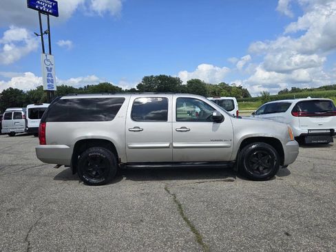 Used 2007 GMC Yukon XL SLT w/ SLT Preferred Equipment Group image 2
