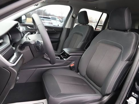 Used 2023 Jeep Grand Cherokee Laredo image 11