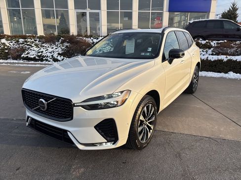 Used 2025 Volvo XC60 B5 Plus image 11