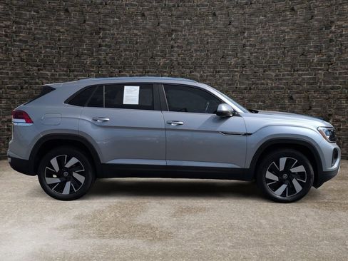 Used 2024 Volkswagen Atlas Cross Sport SE FWD image 3