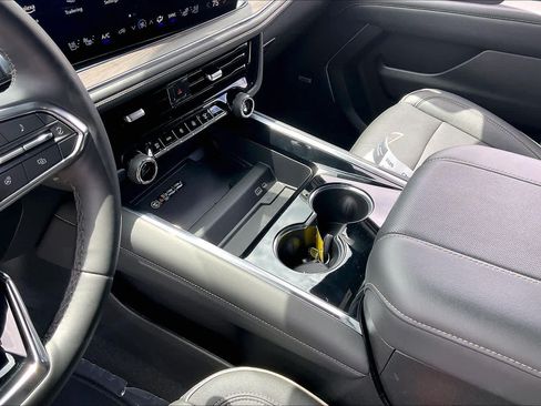 Used 2025 Chevrolet Suburban Premier RWD image 16