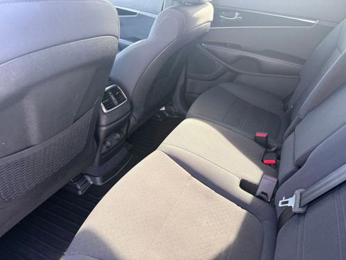 Used 2019 Kia Sorento S image 21