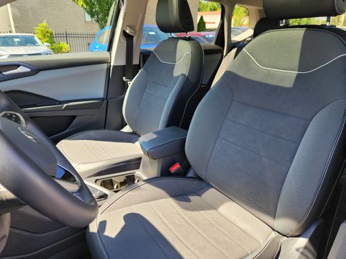 Used 2023 Volkswagen Taos SE w/ Panoramic Sunroof Package AWD/4WD image 7