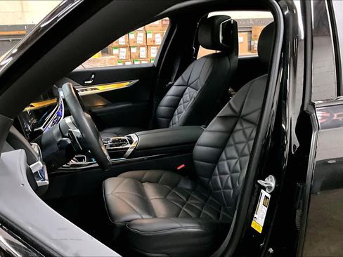 Used 2023 BMW 740i w/ Parking Assistance Package image 27