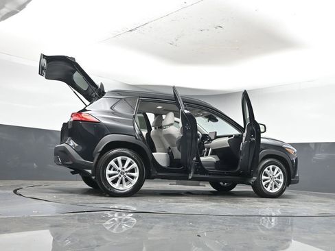 Used 2025 Toyota Corolla Cross LE image 45