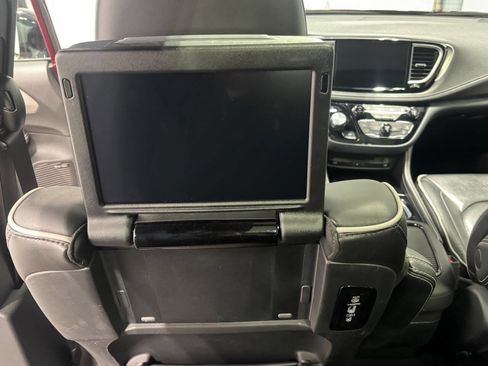 Used 2023 Chrysler Pacifica Limited w/ Uconnect Theater Family Group image 20